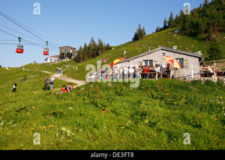 Téléphériques et les touristes sur la montagne Kampenwand, Chiemgau Haute-bavière Allemagne Banque D'Images