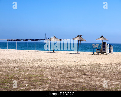 Plage de sable avec location de chaises longues et parasols Banque D'Images