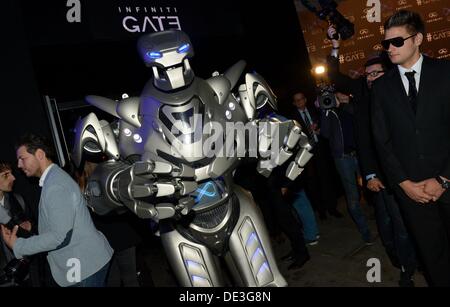 Francfort, Allemagne. 10 septembre 2013. Le Robot Titan à la célébrité 'Gate' de l'Infiniti fin haut de la marque de voitures de luxe Infiniti à Francfort, Allemagne. Photo : Frank May/dpa/Alamy Live News Banque D'Images