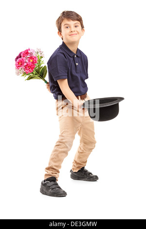 Portrait of a smiling kid holding bouquet de fleurs et un chapeau Banque D'Images