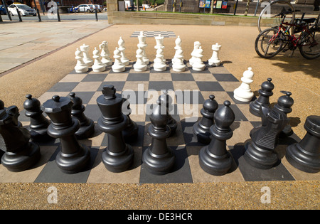 Échecs de la rue à l'extérieur de la bibliothèque de la ville de Leeds United Kingdom Banque D'Images