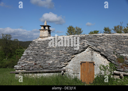 Maison typique sur le Causse Méjean Lozère, France, une partie de la zone qui a fait la liste du patrimoine mondial de l'UNESCO en 2011 Banque D'Images