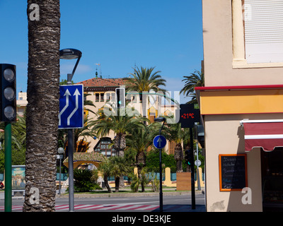 À l'affichage de la température d'un feu de circulation en Espagne Banque D'Images