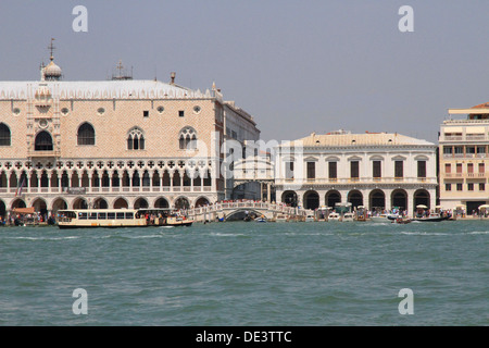 Ancien et célèbre pont des soupirs près du palais des Doges à Venise en Italie avec de nombreux touristes 2 Banque D'Images