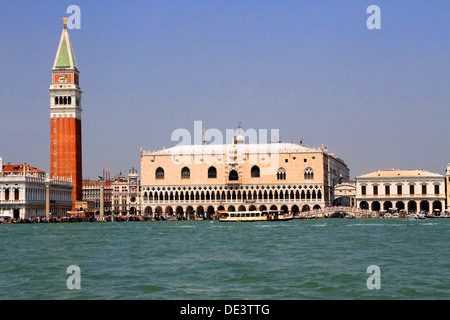 Ancien et célèbre pont des soupirs près du palais des Doges à Venise en Italie avec de nombreux touristes 3 Banque D'Images