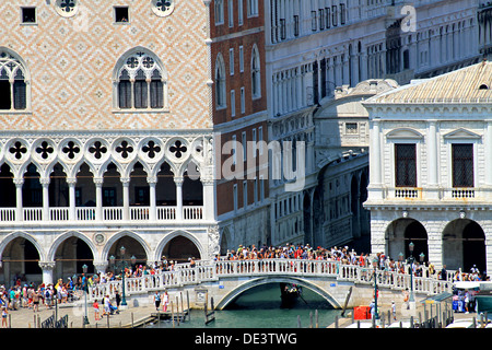 Ancien et célèbre pont des soupirs près du palais des Doges à Venise en Italie avec de nombreux touristes 1 Banque D'Images
