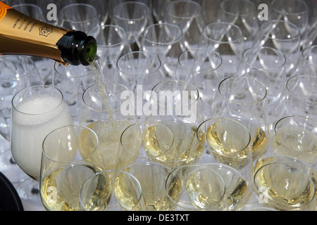 Iffezheim, Allemagne, les verres sont remplis de champagne Banque D'Images