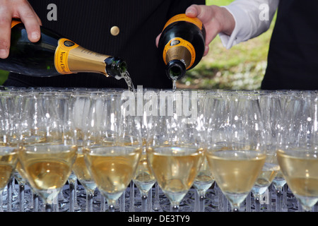 Iffezheim, Allemagne, les verres sont remplis de champagne Banque D'Images