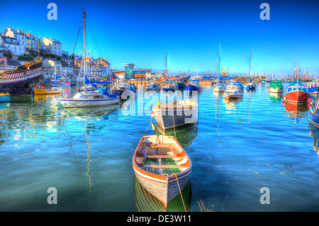 Les bateaux aux couleurs vives avec ciel bleu et la mer du port de Brixham Devon en HDR Banque D'Images
