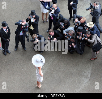 Ascot, UK, élégamment vêtue woman with hat posing contre un photographe série Banque D'Images