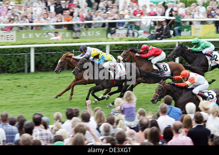 Hambourg, Allemagne, chevaux et jockeys dans la finale à une course de chevaux Banque D'Images