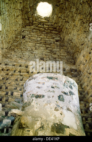 Intérieur de Penmon pigeonnier (c 1600), près de Beaumaris, Anglesey, montrant des nichoirs pour plus de 1 000 oiseaux, base de l'échelle en encorbellement et toit calcaire. Banque D'Images