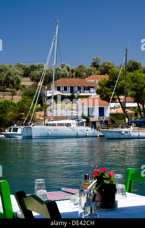 Yachts amarrés dans le port de Vathi a waterfront Taverna, Meganisi, Corfou, îles Ioniennes, Grèce. Banque D'Images