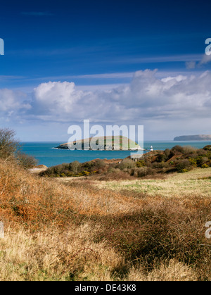 Penmon, Anglesey : à ne plus de broussailles et de pâturage rugueux Penmon Point phare, île de macareux, la baie de Conwy et le grand orme pointe. Banque D'Images