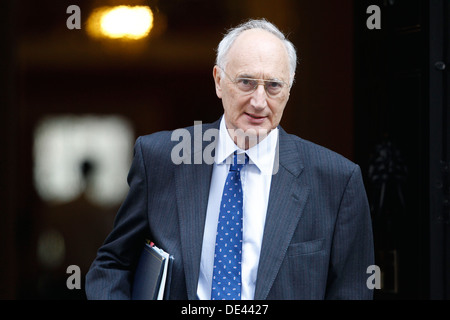 Sir George Young Bt MP Whip en chef et secrétaire parlementaire du Conseil du Trésor assiste à la réunion hebdomadaire du cabinet à No:10 Downin Banque D'Images