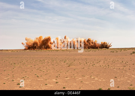 Les roches du minerai de dynamitage dans une surface à ciel ouvert mine à ciel ouvert d'or, de l'ouest du désert du Sahara, de la Mauritanie, l'Afrique de l'Ouest Banque D'Images