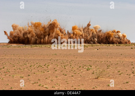 Les roches du minerai de dynamitage dans une surface à ciel ouvert mine à ciel ouvert d'or, de l'ouest du désert du Sahara, de la Mauritanie, l'Afrique de l'Ouest Banque D'Images