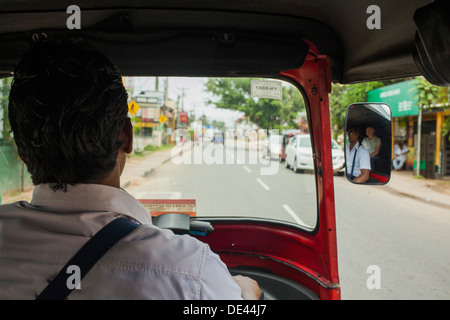 Vue intérieure d'un tuk tuk driver sur la route d'Asie Banque D'Images