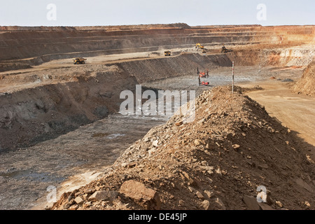 L'exploitation minière d'or à ciel de surface, perçage des trous pour des frais avant de souffler de pelles et de camions de transport sur l'établi derrière, la Mauritanie Banque D'Images