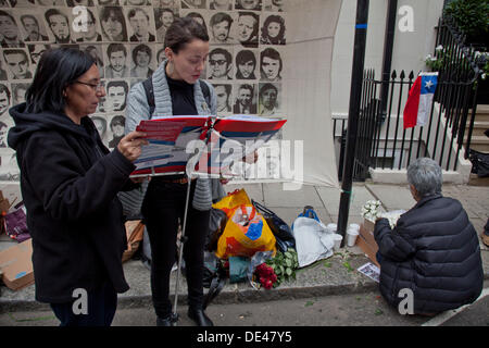 Ambassade du Chili, Londres, Royaume-Uni. 11 Septembre, 2013.manifestation silencieuse devant l'ambassade du Chili à Londres le 40e anniversaire du coup d'État militaire de Pinochet le 11 septembre 1973 - 2013 : 40e anniversaire du coup d'État militaire de Pinochet au Chili. "Mémoire et Justice" groupe de lire les noms des milliers de personnes qui ont disparu ou furent tués par la dictature. Credit : Julio Etchart/Alamy Live News Banque D'Images