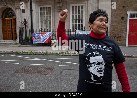 Ambassade du Chili, Londres, Royaume-Uni. 11 Septembre, 2013.manifestation silencieuse devant l'ambassade du Chili à Londres le 40e anniversaire du coup d'État militaire de Pinochet le 11 septembre 1973 - 2013 : 40e anniversaire du coup d'État militaire de Pinochet au Chili. "Mémoire et Justice" groupe de lire les noms des milliers de personnes qui ont disparu ou furent tués par la dictature. Credit : Julio Etchart/Alamy Live News Banque D'Images