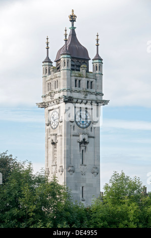 La tour de l'horloge à Whitehead Tower Gardens, Bury, Greater Manchester, Angleterre, Royaume-Uni. Banque D'Images