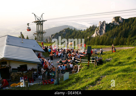 Téléphériques et les touristes dans un restaurant sur la montagne Kampenwand, Chiemgau Haute-bavière Allemagne Banque D'Images