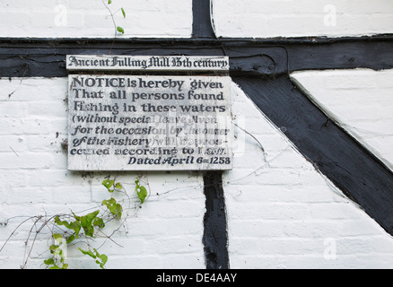 Inscrivez-vous sur l'ancienne 13ème siècle moulin à foulon sur la rivière Itchen. New Alresford. Le Hampshire. L'Angleterre. UK. Banque D'Images