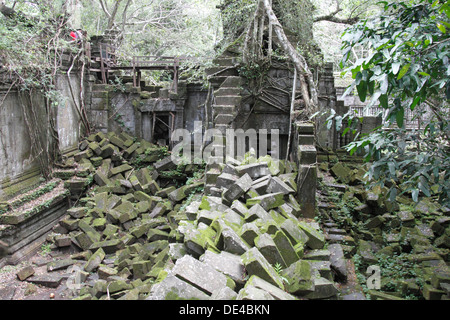 Beng Mealea Temple (hindouistes et bouddhistes), Angkor, Siem Reap, Cambodge. Temple en ruines à l'aide d'un pinceau et de la végétation. Banque D'Images