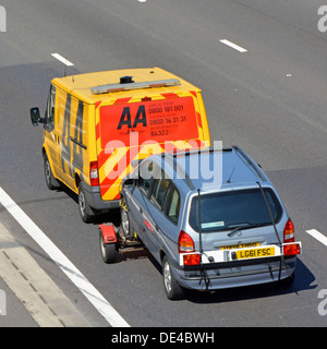 Vue arrière de l'antenne AA panne camionnette remorquage voiture à hayon Sur une remorque roulant le long de l'autoroute M25, attaché sur le numéro de la fourgonnette Plaque à l'arrière de l'Angleterre au Royaume-Uni Banque D'Images