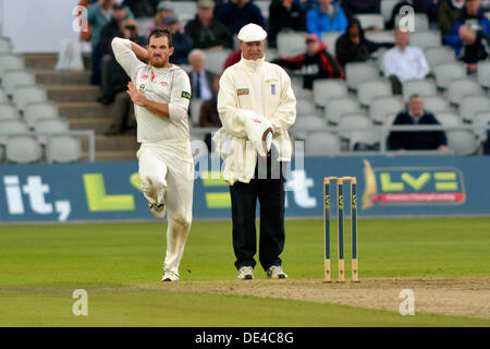 Old Trafford, Manchester, Royaume-Uni. 11e Août, 2013. Ben Raine (Leicestershire) bols pendant le premier matin de la pluie-match de championnat contre touchés du Lancashire. V Lancashire Leicestershire, Unis Old Trafford, Manchester, UK 11 Septembre 2013 Crédit : John Fryer/Alamy Live News Banque D'Images