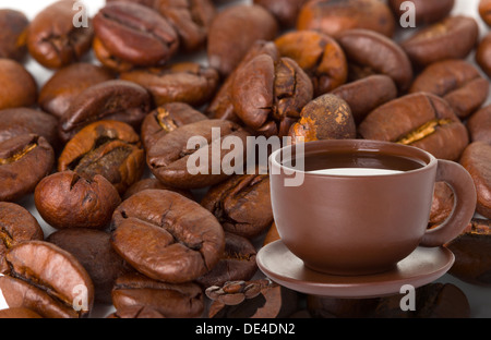 Tasse à café et soucoupe. Arrière-plan de grain de café. Banque D'Images