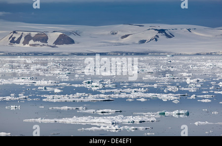 Les icebergs, le détroit d'Hinlopen, l'île de Spitsbergen, Svalbard, Norvège Banque D'Images