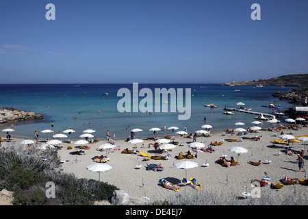 Turquoise clair comme de l'eau de mer dans la baie sur l'île de Chypre Coastal Road Banque D'Images