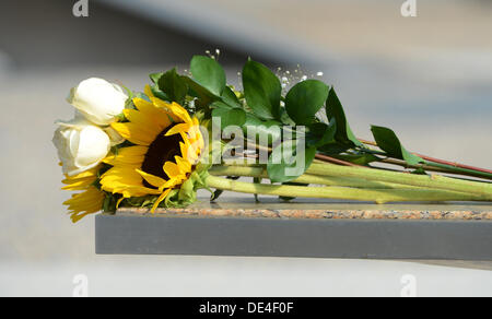 Arlington, Virginia, USA. 11e Août, 2013. Jeter des fleurs comme un souvenir sur les bancs du Pentagone Memorial au Pentagone à Washington, DC Le 11 septembre 2013. Le président des États-Unis Barack Obama va commémorer le 12ème anniversaire de l'attentats qui a tué près de 3 000 personnes à New York, Washington et Shanksville, en Pennsylvanie. Il y a des bancs dans le pentagone 184 représentant le mémorial de 184 personnes qui sont mortes au Pentagone le 11 septembre 2001. Crédit : Pat Benic / Piscine via CNP Crédit : afp photo alliance/Alamy Live News Banque D'Images