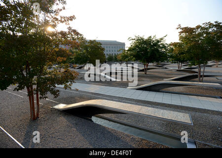 Arlington, Virginia, USA. 11e Août, 2013. Le soleil se lève sur le Pentagone et le Pentagone Memorial le 11 septembre 2013. Le président des États-Unis Barack Obama va commémorer le 12ème anniversaire de l'attentats qui a tué près de 3 000 personnes à New York, Washington et Shanksville, en Pennsylvanie. Il y a des bancs dans le pentagone 184 représentant le mémorial de 184 personnes qui sont mortes au Pentagone le 11 septembre 2001. Crédit : Pat Benic / Piscine via CNP Crédit : afp photo alliance/Alamy Live News Banque D'Images