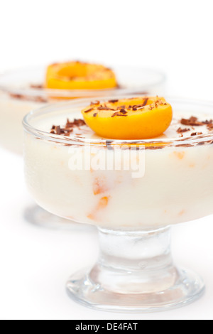 Le panna cotta dessert avec l'abricot et chocolat raws Banque D'Images