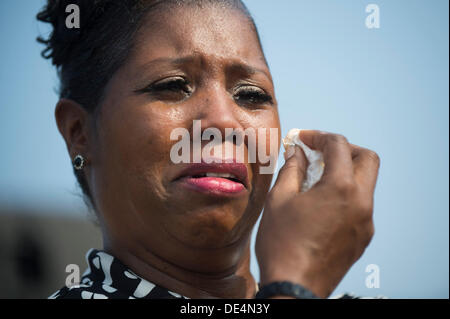 Arlington, Virginia, USA. 11e Août, 2013. Une femme devient émotif durant une cérémonie du souvenir pour le 12e anniversaire de l'attaques terroristes du 11 septembre, au Pentagone le 11 septembre 2013 à Arlington, en Virginie. Crédit : Kevin Dietsch / Piscine via CNP Crédit : afp photo alliance/Alamy Live News Banque D'Images