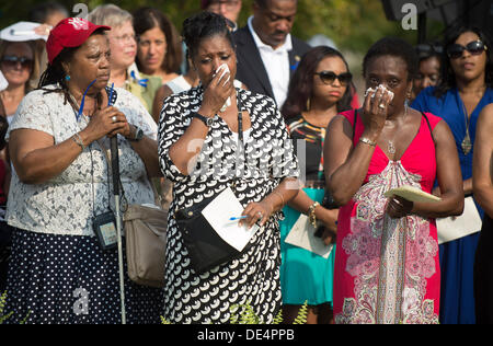 Arlington, Virginia, USA. 11e Août, 2013. Les gens deviennent émotif durant une cérémonie du souvenir pour le 12e anniversaire de l'attaques terroristes du 11 septembre, au Pentagone le 11 septembre 2013 à Arlington, en Virginie. Crédit : Kevin Dietsch / Piscine via CNP Crédit : afp photo alliance/Alamy Live News Banque D'Images