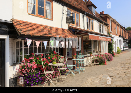 Chaises et tables à l'extérieur de la boulangerie café sur la rue principale de Cranbrook, Kent, Angleterre, Royaume-Uni, Angleterre Banque D'Images