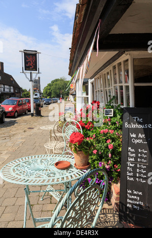 Des chaises, des tables et des fleurs à l'extérieur de la boulangerie café friterie sur la rue principale de Cranbrook, Kent, Angleterre, Royaume-Uni, Angleterre Banque D'Images