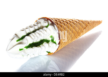 Boules de glace sur cone isolé sur fond blanc Banque D'Images