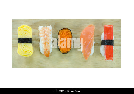 Fruits de mer japonais sushi set , mix rouleaux de sushi sur planche de bois Banque D'Images