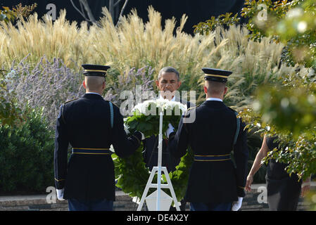 Arlington, Virginia, USA. 11e Août, 2013. Le président des États-Unis Barack Obama dépose une couronne au cours du 12e anniversaire de la commémoration de l'attentats au Pentagone Monument au Pentagone à Washington, DC Le 11 septembre 2013. Près de 3 000 personnes ont été tuées dans des attentats de New York, Washington et Shanksville, en Pennsylvanie. Crédit : Pat Benic / Piscine via CNP Crédit : afp photo alliance/Alamy Live News Banque D'Images