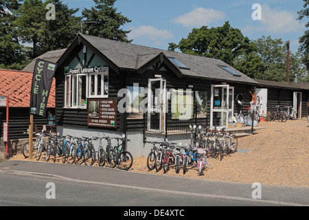 Location de bicyclettes dans le centre du village de Burley, New Forest, Hampshire, Royaume-Uni. Banque D'Images