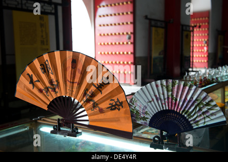 Les Tombeaux des Ming, Nanjing, Chine. Fans à la vente à la Tour de l'âme. Banque D'Images