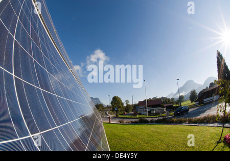 Panneaux solaires un rond-point de l'île, Ost, district Woergl, Tyrol, Autriche, Europe Banque D'Images