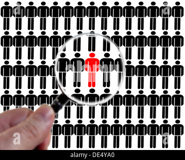 Homme d'être soigneusement examinées à la loupe, image symbolique de la surveillance dans la société Banque D'Images