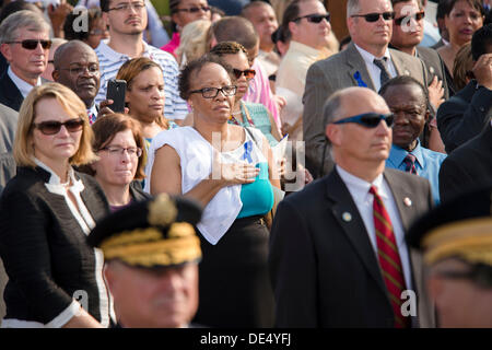 Arlington, Virginia, USA. 11e Août, 2013. Les membres de la famille de ceux qui ont été tués pendant l'attaque terroriste du 11 septembre sur le Pentagone se tenir en mémoire de ceux qui ont perdu la vie au cours de la cérémonie de célébration du Pentagone le 11 septembre 2013 à Arlington, VA. Credit : Planetpix/Alamy Live News Banque D'Images