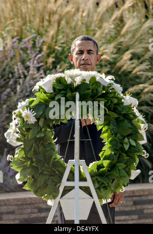 Arlington, Virginia, USA. 11e Août, 2013. Le Président américain Barrack Obama représente un moment de silence après avoir déposé une couronne à la mémoire de ceux qui ont perdu la vie dans les attentats terroristes du 11 septembre lors de la cérémonie de célébration du Pentagone le 11 septembre 2013 à Arlington, VA. Credit : Planetpix/Alamy Live News Banque D'Images